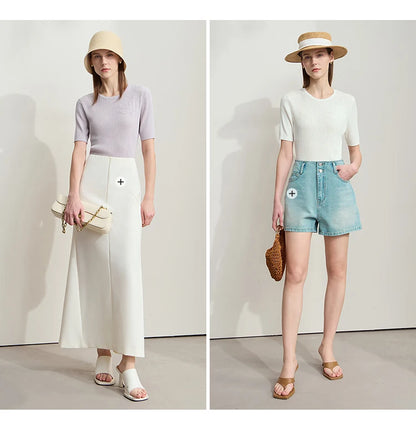 Zwei Looks mit kurzärmeligen Strickoberteilen: flieder und creme