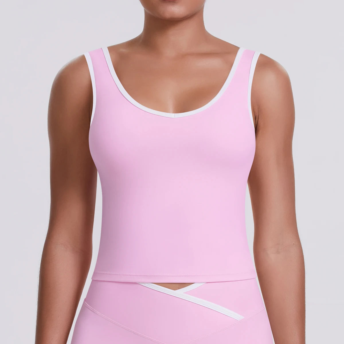 Crop-Top in Hellrosa, Racerback mit weißem Rand und nahtbetontem Design