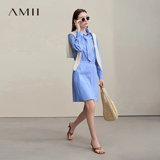 Damen-Kleid mit blau-weißen Streifen, Knopfleiste, langen Ärmeln und elastischem Taillenbund