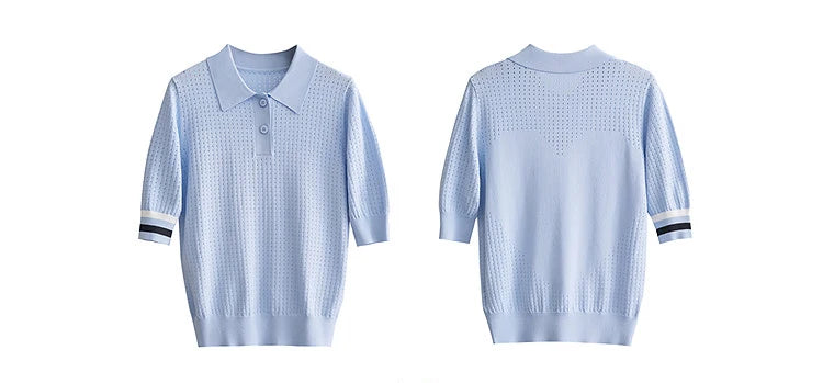 Hellblaues Strick-Poloshirt, kurzarm, Umlegekragen, Knopfleiste mit Kontrastbündchen
