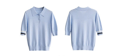 Hellblaues Strick-Poloshirt, kurzarm, Umlegekragen, Knopfleiste mit Kontrastbündchen