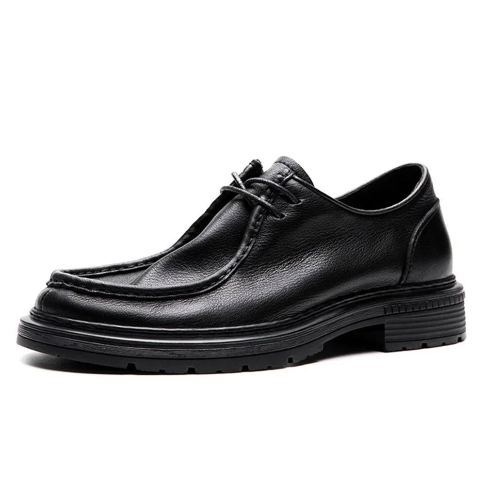 Schwarze Schnürschuhe aus Leder mit breiter Profilsohle