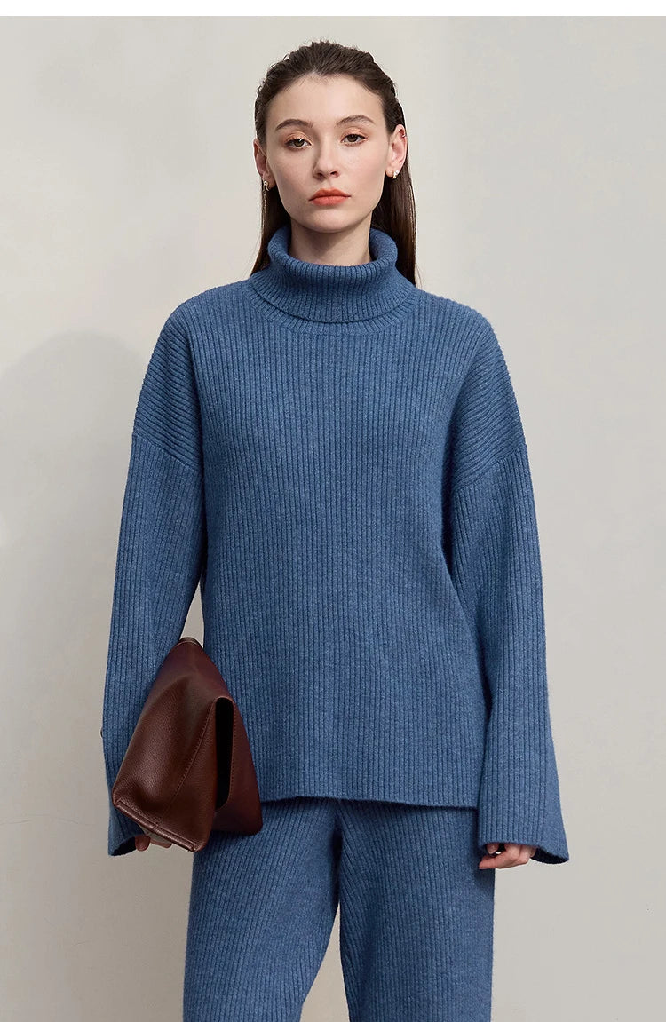 Blauer Rollkragenpullover mit weiter Hose, Strickoptik, Vorderansicht