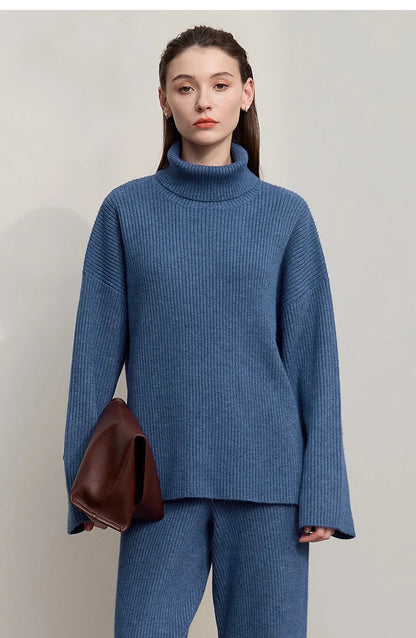 Blauer Rollkragenpullover mit weiter Hose, Strickoptik, Vorderansicht