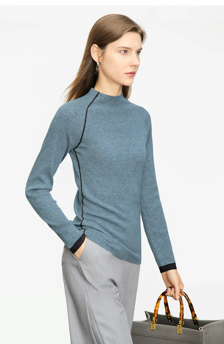 Blauer Damenpullover mit hohem Rundhalsausschnitt, dunklen Ziernähten und langen Ärmeln