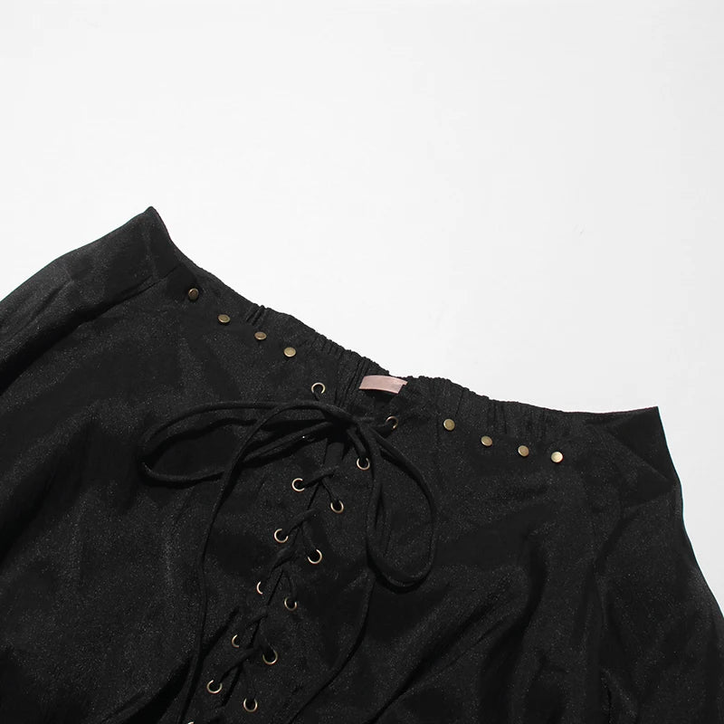 Zweiteiliges Damen-Set mit schulterfreiem Oberteil, langen Ärmeln und Schleifendetail sowie Patchwork-Rock mit Rüschen – elegant und modern.