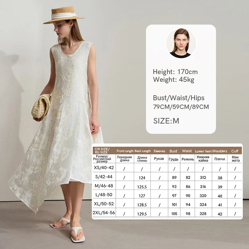 Beiges ärmelloses Sommerkleid am Model, mit Rückenausschnitt und Größenübersicht