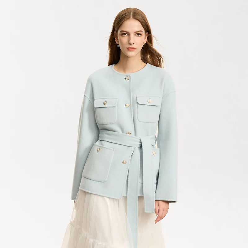 Frauen Woll Mantel im minimalistischen Stil mit Gürtel und Taschen