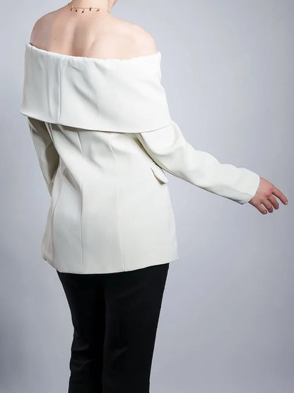 Elegantes Damen-Kleid mit Rundhalsausschnitt, kurzen Ärmeln und unregelmäßigem Patchwork-Design – figurbetont und stilvoll.