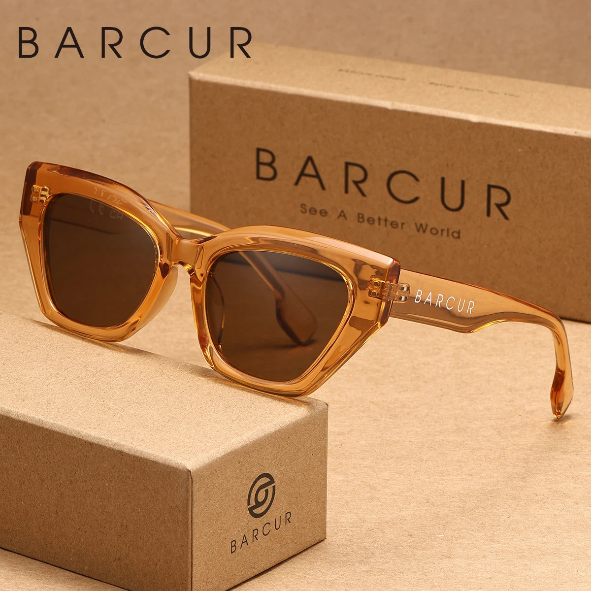 Katzenaugen-Sonnenbrille mit goldfarbenem Gestell und dunklen Gläsern