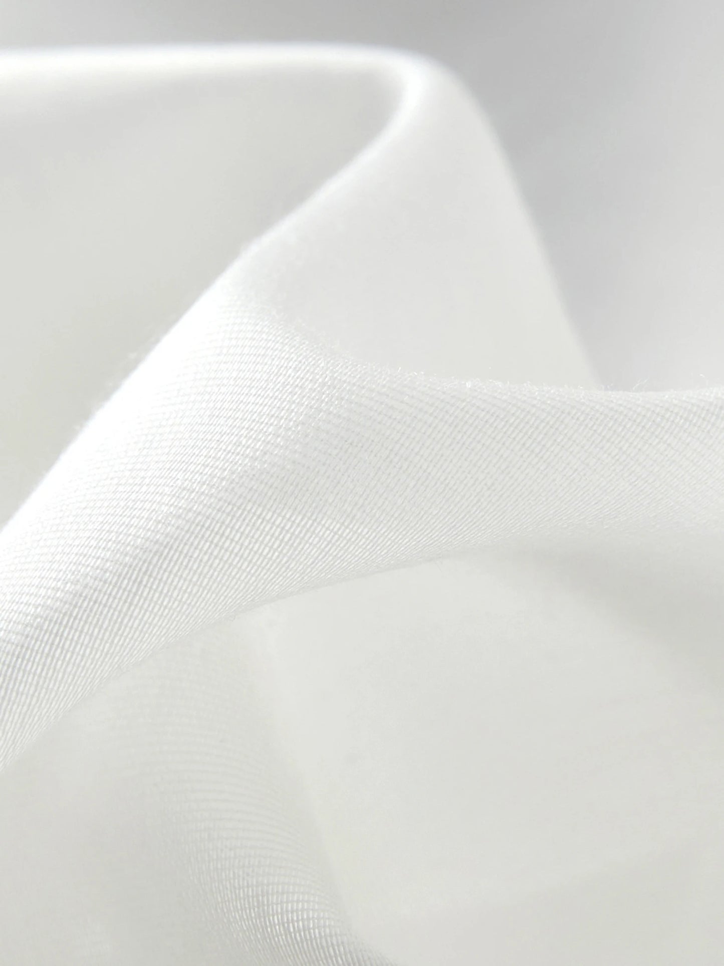 Minimalistisches weißes Sommerhemd im eleganten Stil – Kurzarm-Top für den stilvollen Auftritt