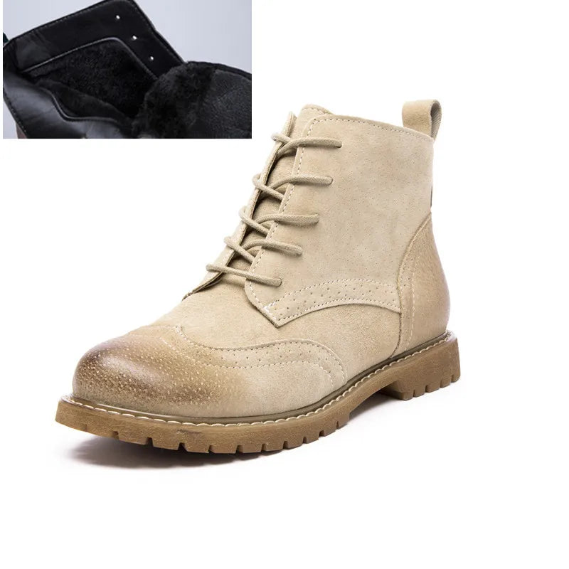 Beige Schnürstiefelette mit kurzer Fellmanschette, Wildlederoptik und Profilsohle.