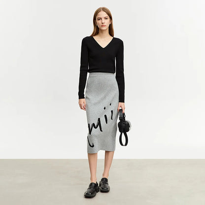 Damen-Wollrock, grauer Midi mit V-Ausschnitt-Oberteil-Styling und blauem Muster