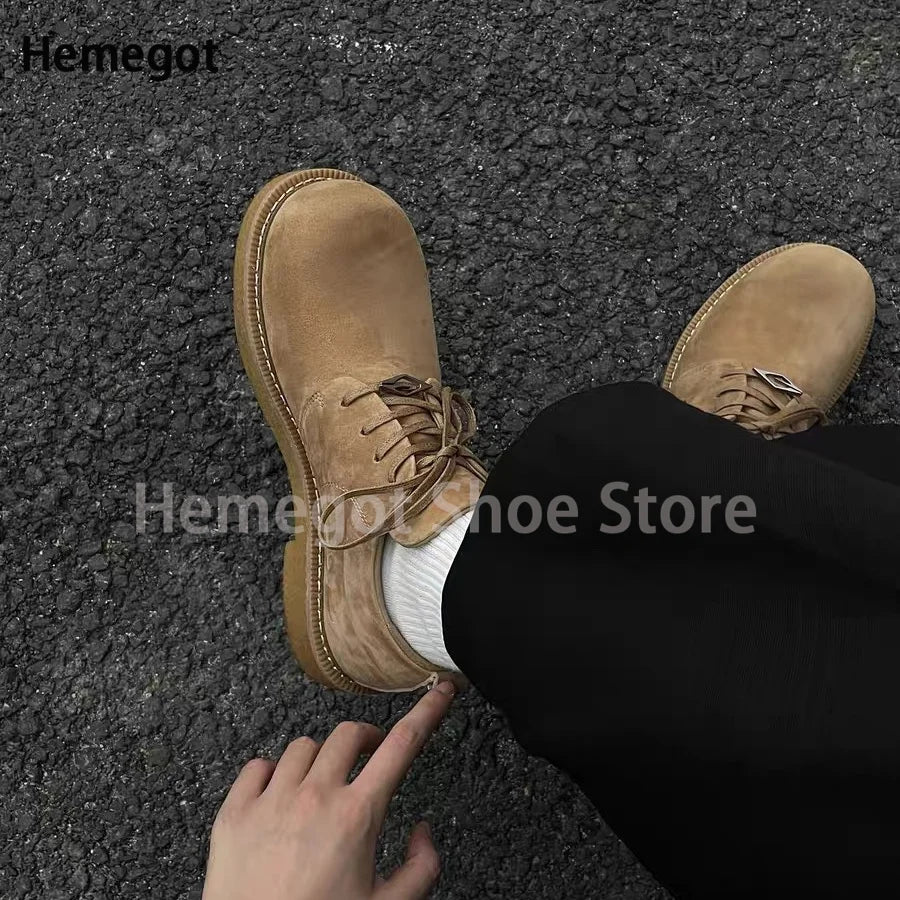 Beige Wildleder-Derby-Schuhe mit Schnürung und dicker Laufsohle, gepolstertem Schaft.