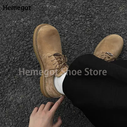 Beige Wildleder-Derby-Schuhe mit Schnürung und dicker Laufsohle, gepolstertem Schaft.