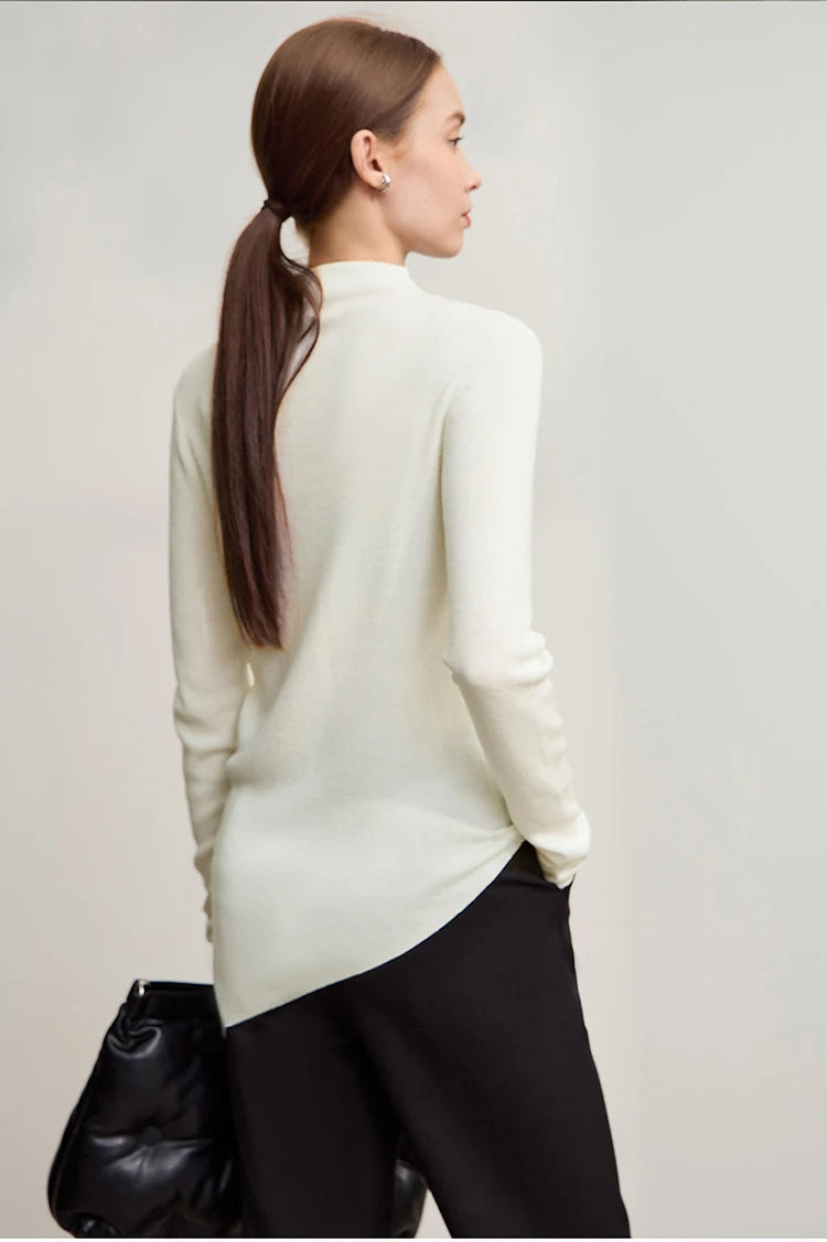Damenpullover mit Halb-Rollkragen und asymmetrischem Saum, cremefarben, Rückansicht