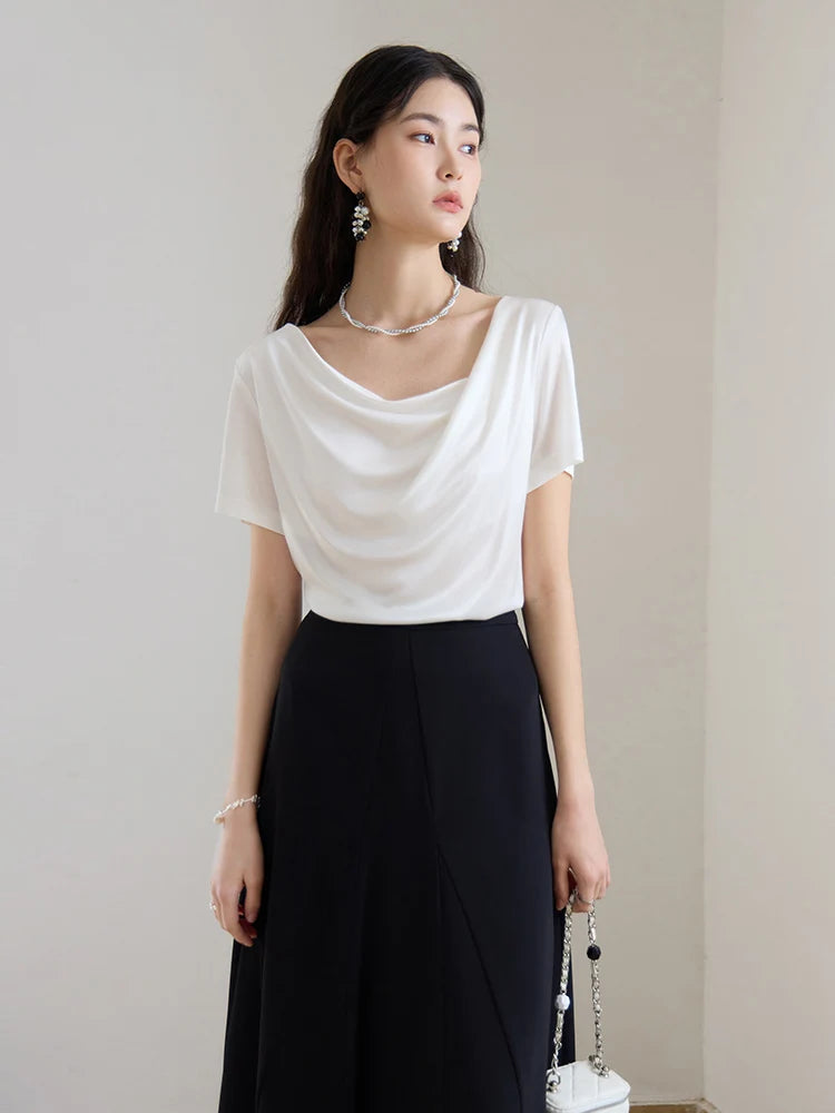 Kurzärmlige Bluse im minimalistischen Stil mit Wickeldesign und Kontrastnähten in Schwarz-Weiß – sommerlich elegant
