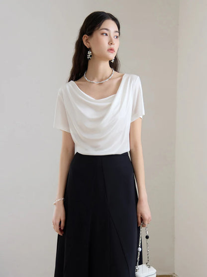Kurzärmlige Bluse im minimalistischen Stil mit Wickeldesign und Kontrastnähten in Schwarz-Weiß – sommerlich elegant