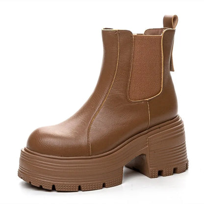 Braune Chelsea-Stiefelette aus Lederoptik mit breiter Profilsohle und Blockabsatz, seitlicher Elastikeinsatz.
