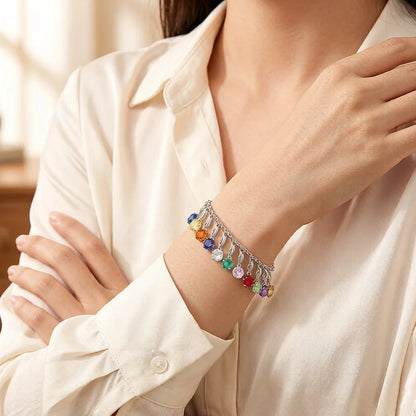 Geburtsstein-Armband aus Sterlingsilber mit bunten Stein-Anhängern, am Handgelenk