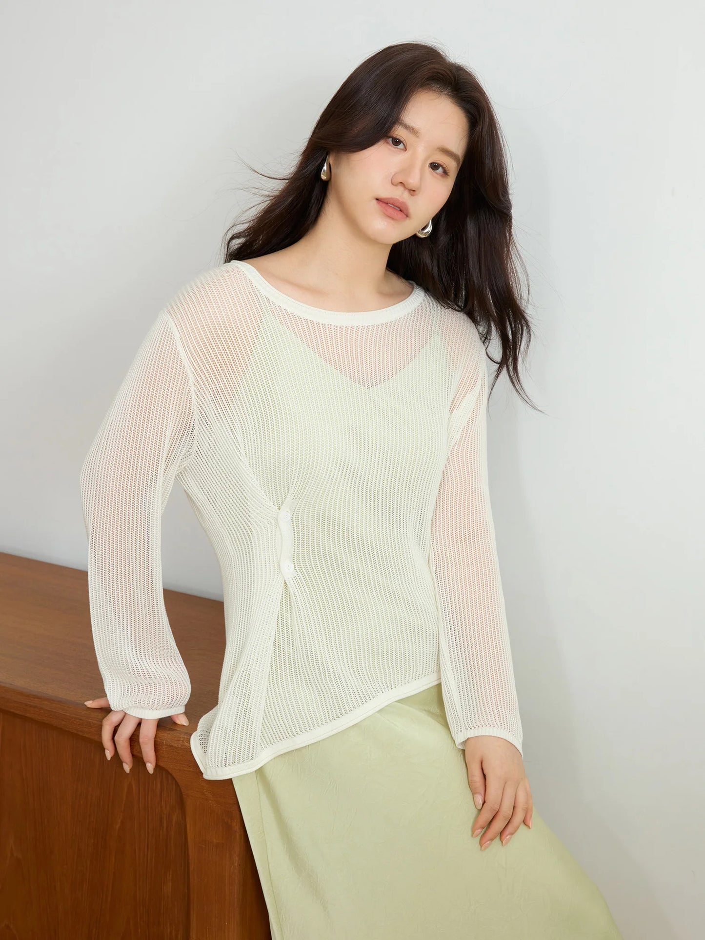 Damen-Sommer-T-Shirt mit V-Ausschnitt und Umlegekragen, Slim Fit, mit Buchstaben-Print und kurzen Ärmeln in Beige.
