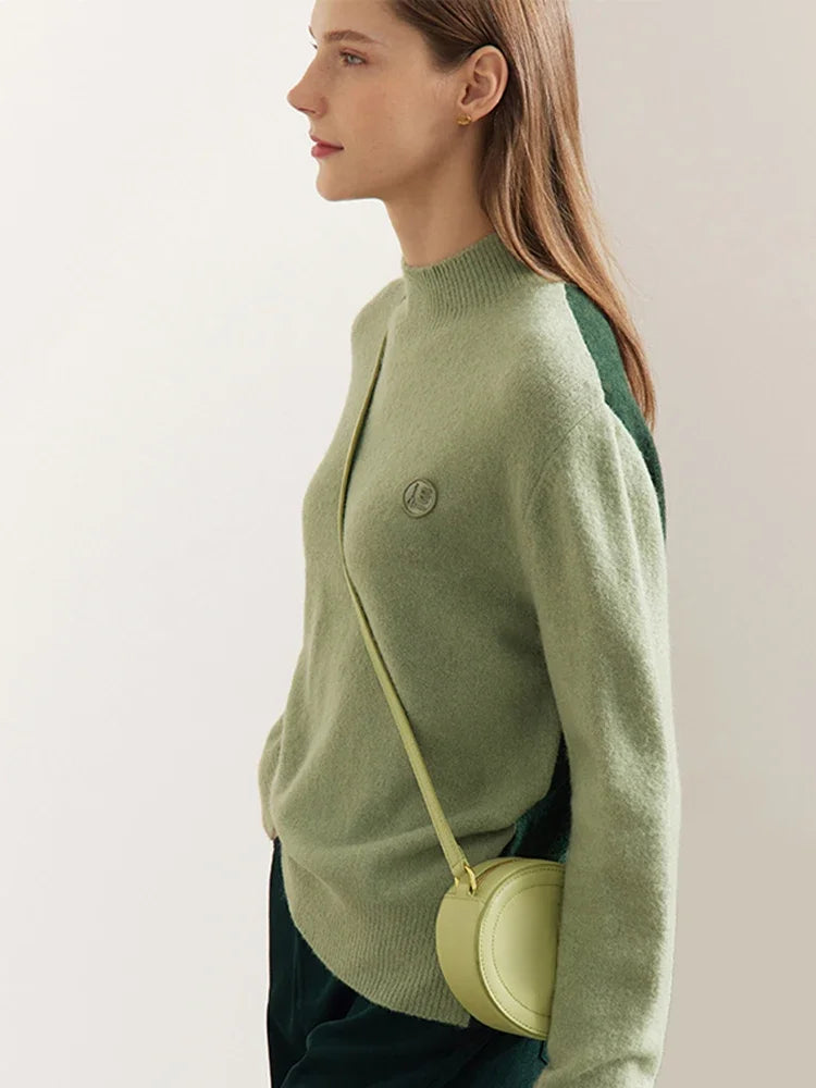 Damen-Pullover AMII mit halbem Rollkragen, besticktem Emblem, olivgrün, Seitenansicht