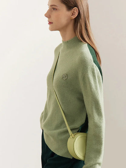 Damen-Pullover AMII mit halbem Rollkragen, besticktem Emblem, olivgrün, Seitenansicht