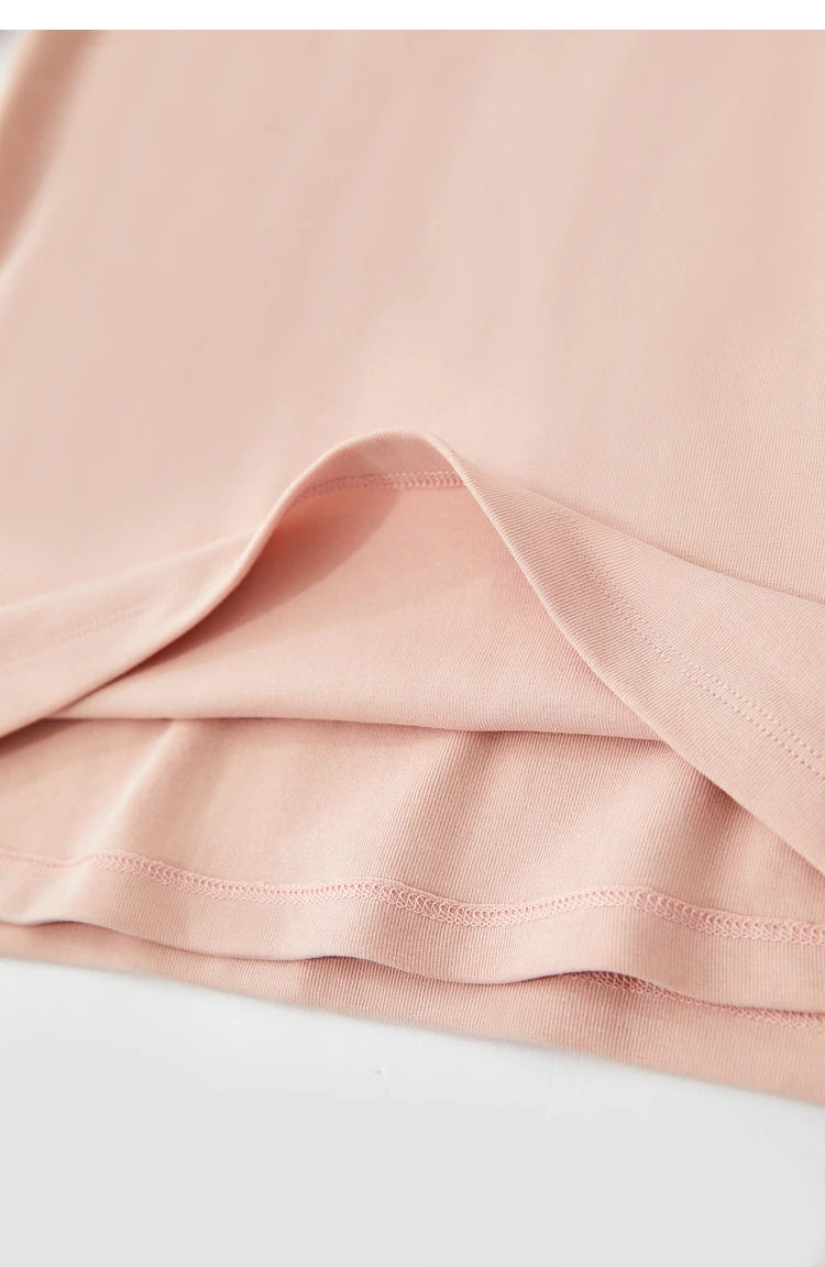 Damen T-Shirt im Minimalismus-Stil mit V-Ausschnitt und halben Ärmeln