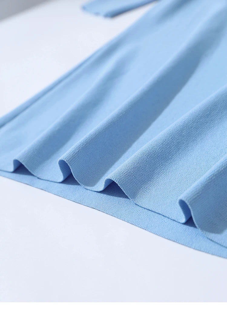 Hellblaues Stricktop mit ausgestelltem Saum und kurzer Ärmelkante