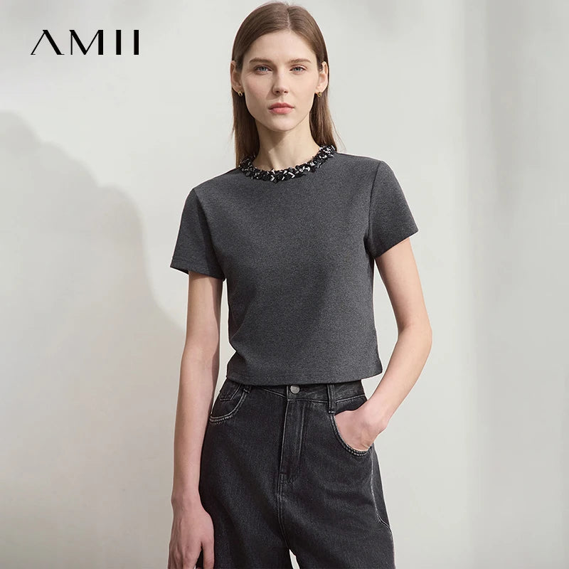 Damen Kurz-T-Shirt im minimalistischen Stil mit elastischen Perlen und Pailletten-Dekoration