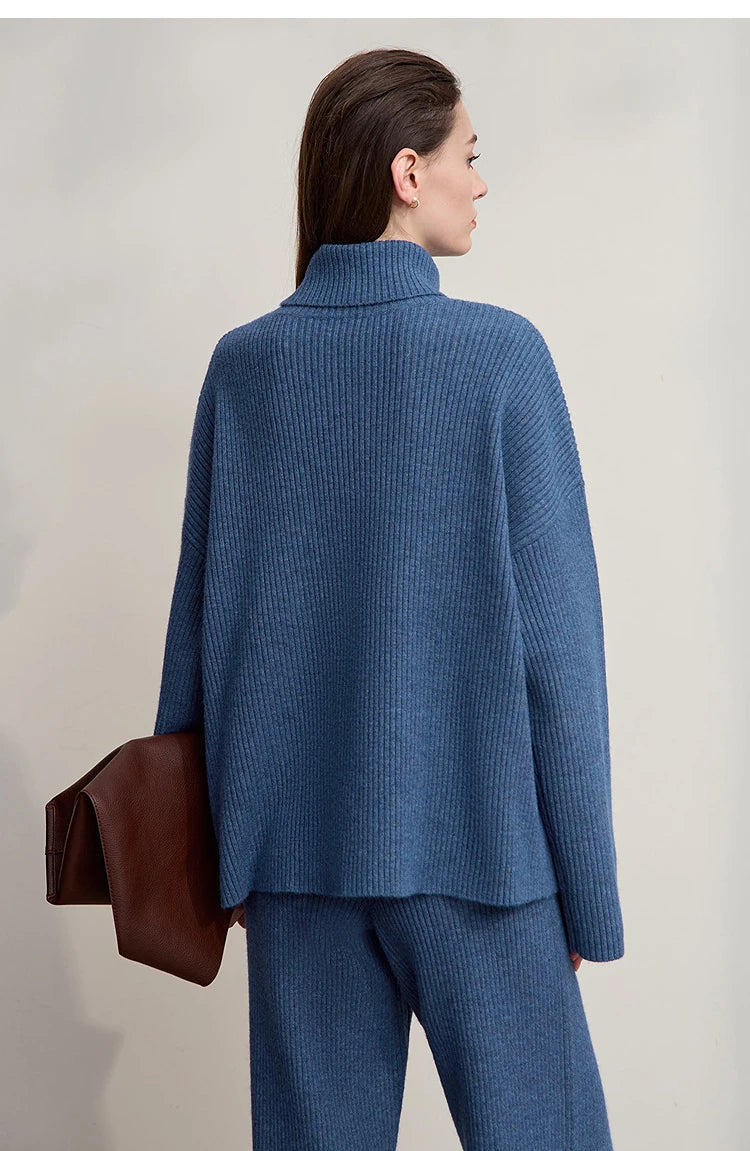 Blauer Rollkragenpullover mit weiter Hose, Strickoptik, Rückansicht