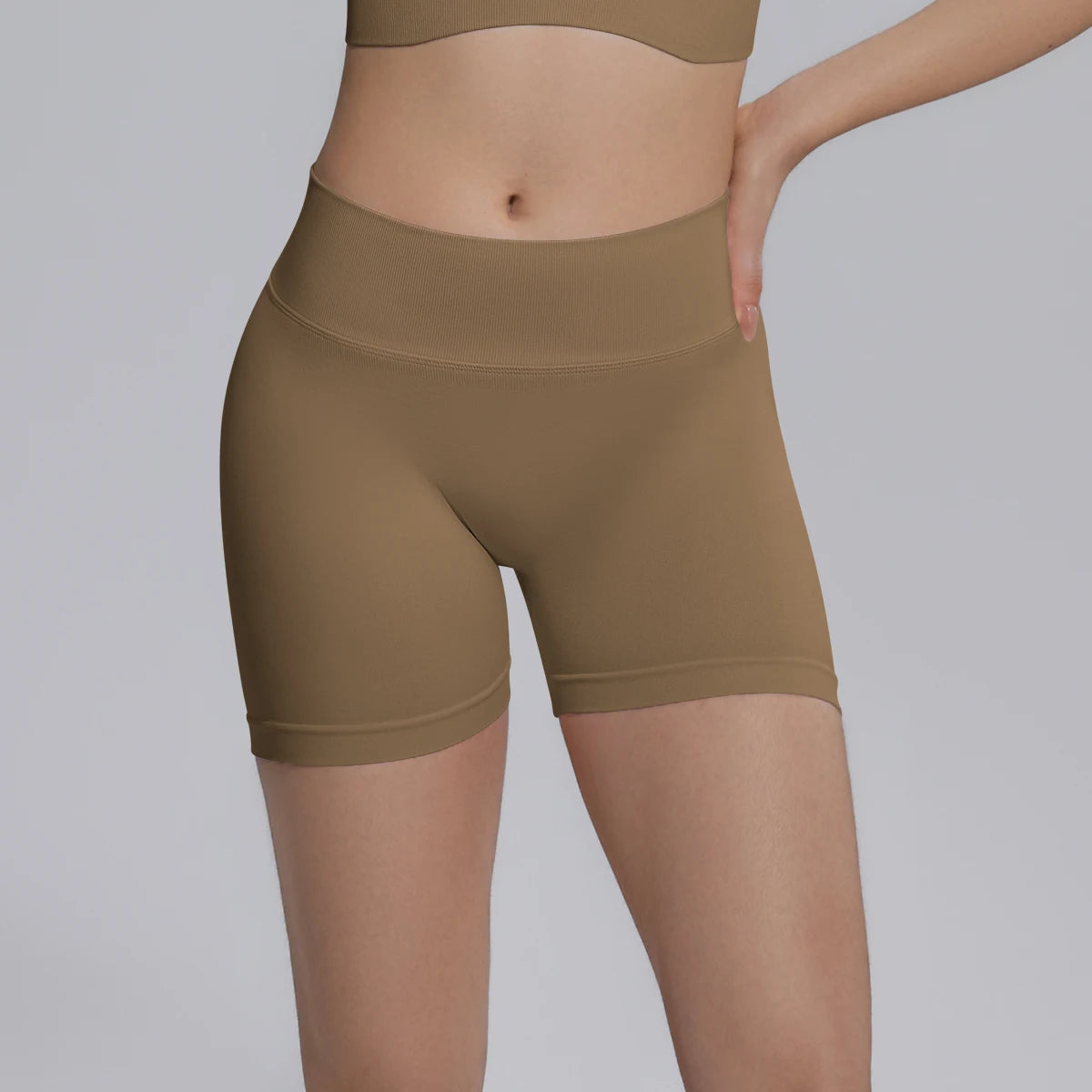 Nahtlose Yogashorts für Damen in Olivbraun, elastischer Bund, glatte Passform