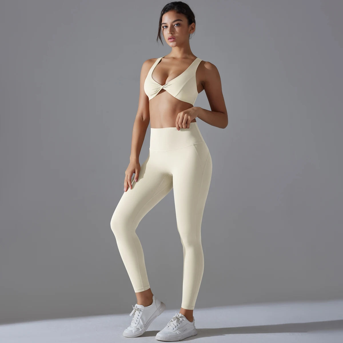 Damen-Yoga-Set in Hellbeige (Light Ivory) mit Sport-BH und Leggings, Vorderansicht