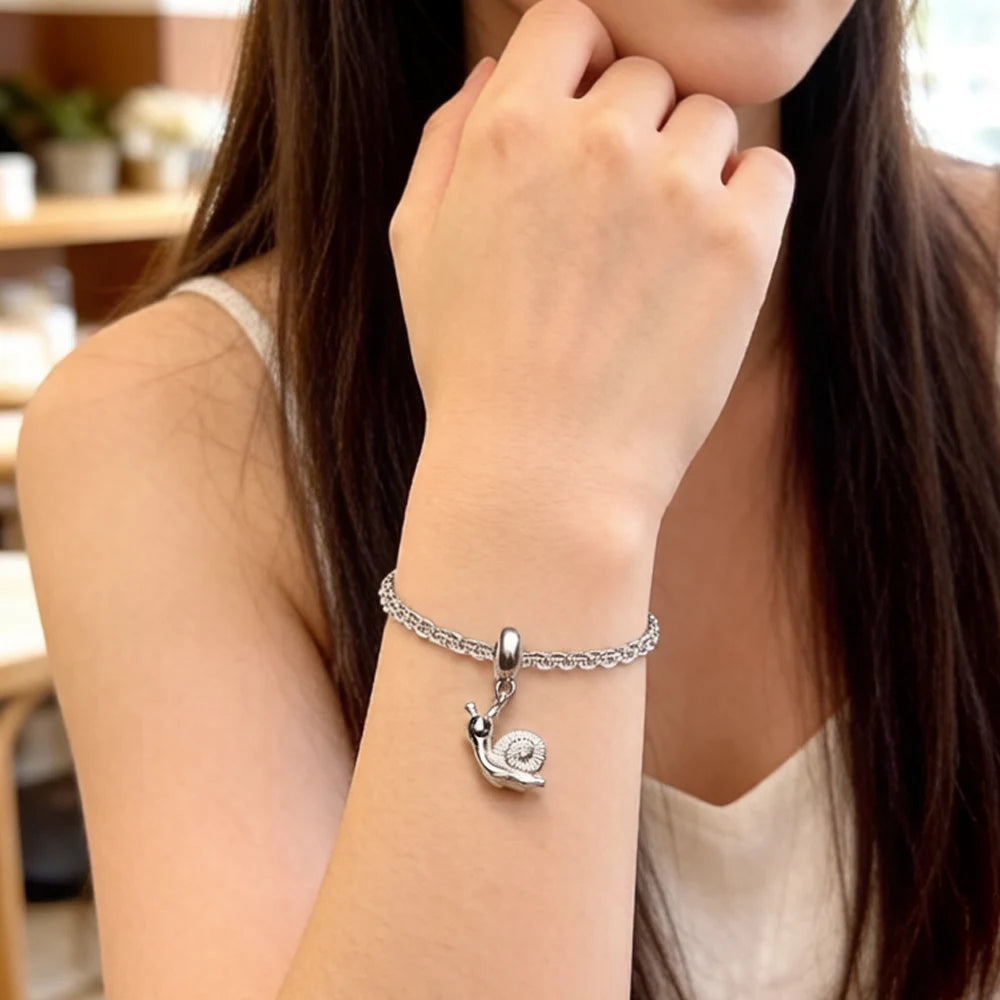 Schnecken-Anhänger aus 925er Sterlingsilber am Armband, Schneckenhaus sichtbar
