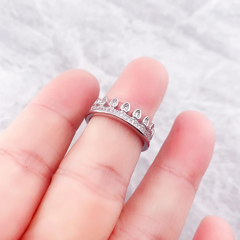 Damenring aus 925er Sterlingsilber, am Finger getragen, mit Kronendekor