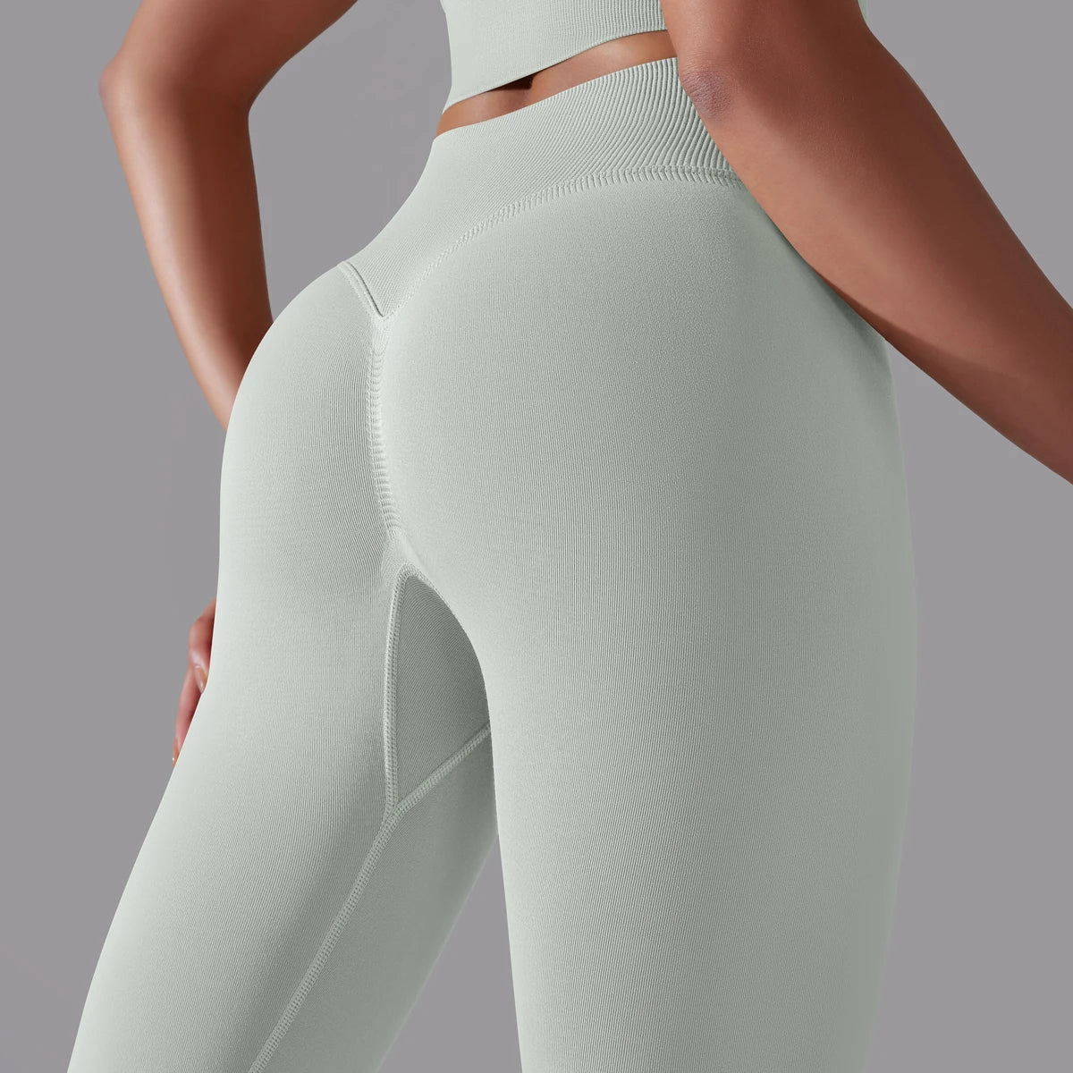 Nahtlose Yoga-Hose, hohe Taille, hellgrau, Detailansicht der Gesäßpartie