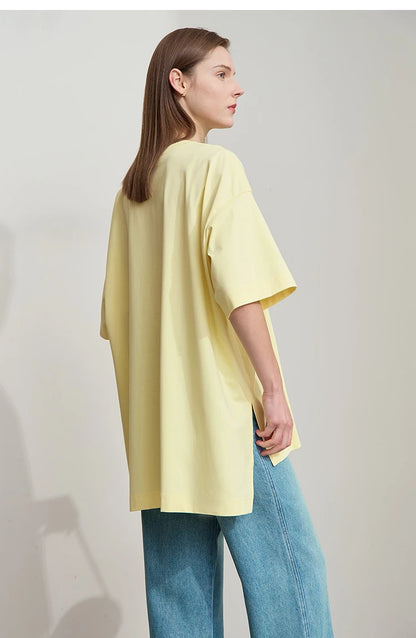 Damen T-Shirt im minimalistischen Design mit unregelmäßigem Schnitt und abstraktem Druck