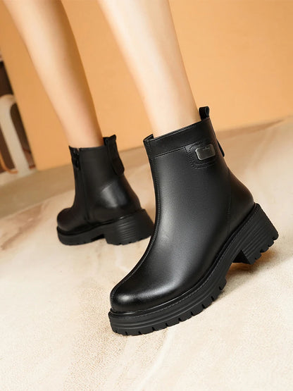 Schwarze Lederstiefeletten mit hohem Schaft, breitem Absatz und Profilsohle