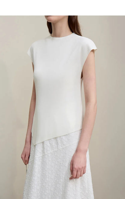 Weißes Damen-Stricktop mit kurzem Ärmel und schmalem Rundhals, asymmetrischer Saum