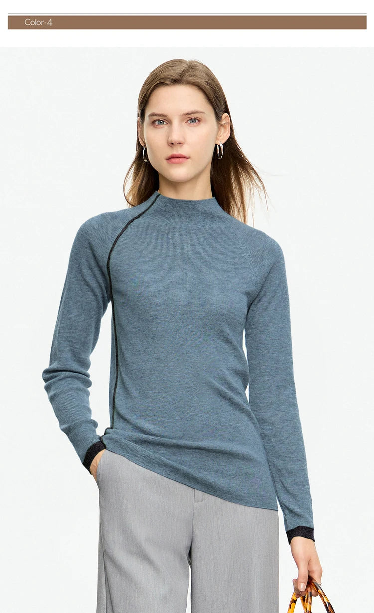 Blauer Damenpullover mit hohem Rundhalsausschnitt und dunklen Ziernähten, langarm