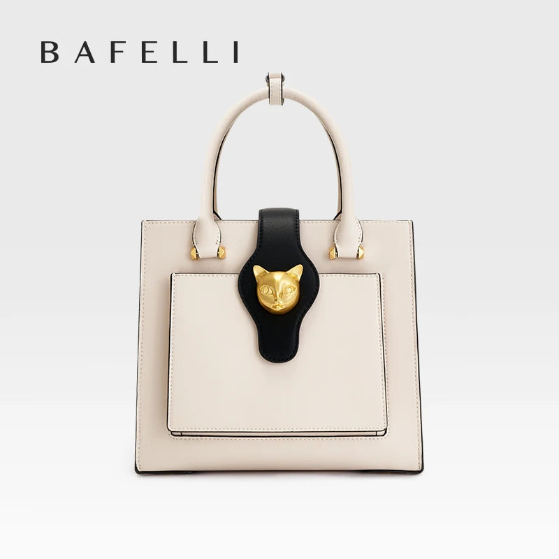 Beige Lederhandtasche mit Form, goldfarbener Katzenkopf-Applikation und kurzen Henkeln