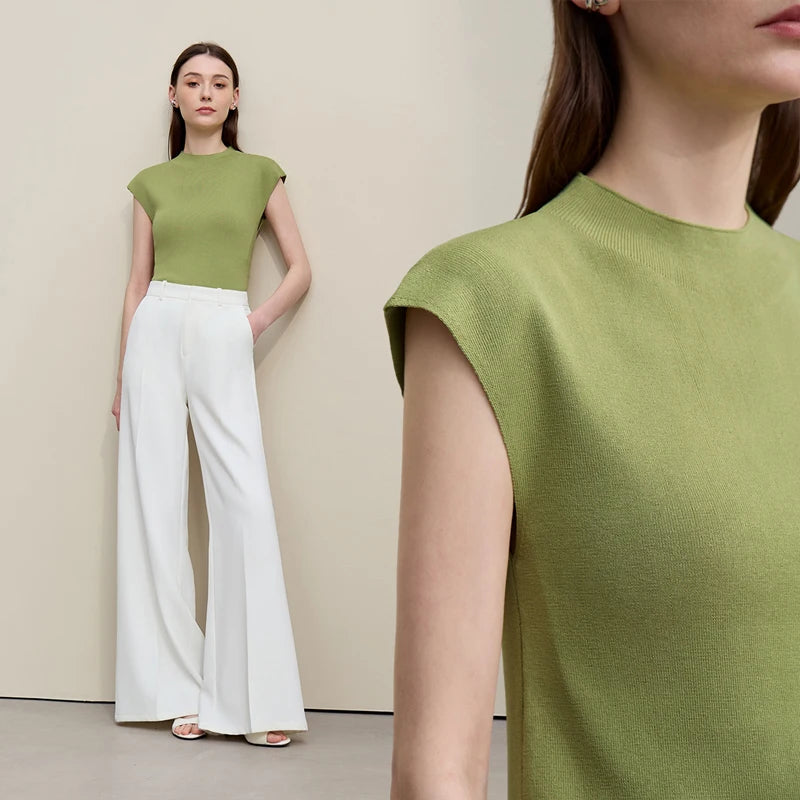 Grünes Stricktop mit Stehkragen, kurzarm und asymmetrischem Saum, glatte Strickoptik