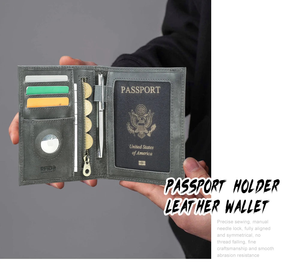 Graue Reisepasshülle aus Leder in der Hand, mit Kartenfächern, Reißverschluss und Passfach