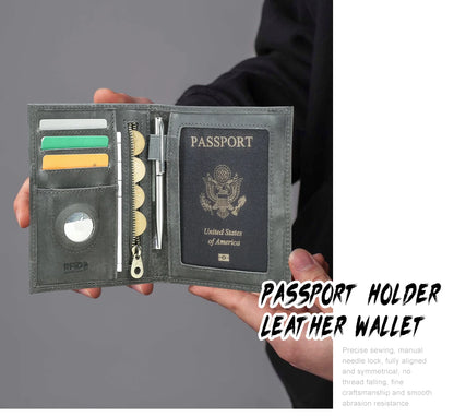 Graue Reisepasshülle aus Leder in der Hand, mit Kartenfächern, Reißverschluss und Passfach