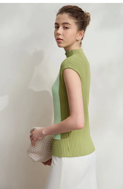 Damen-Ärmelloser Strickpullover Salbeigrün mit hohem Rippkragen, seitlich getragen