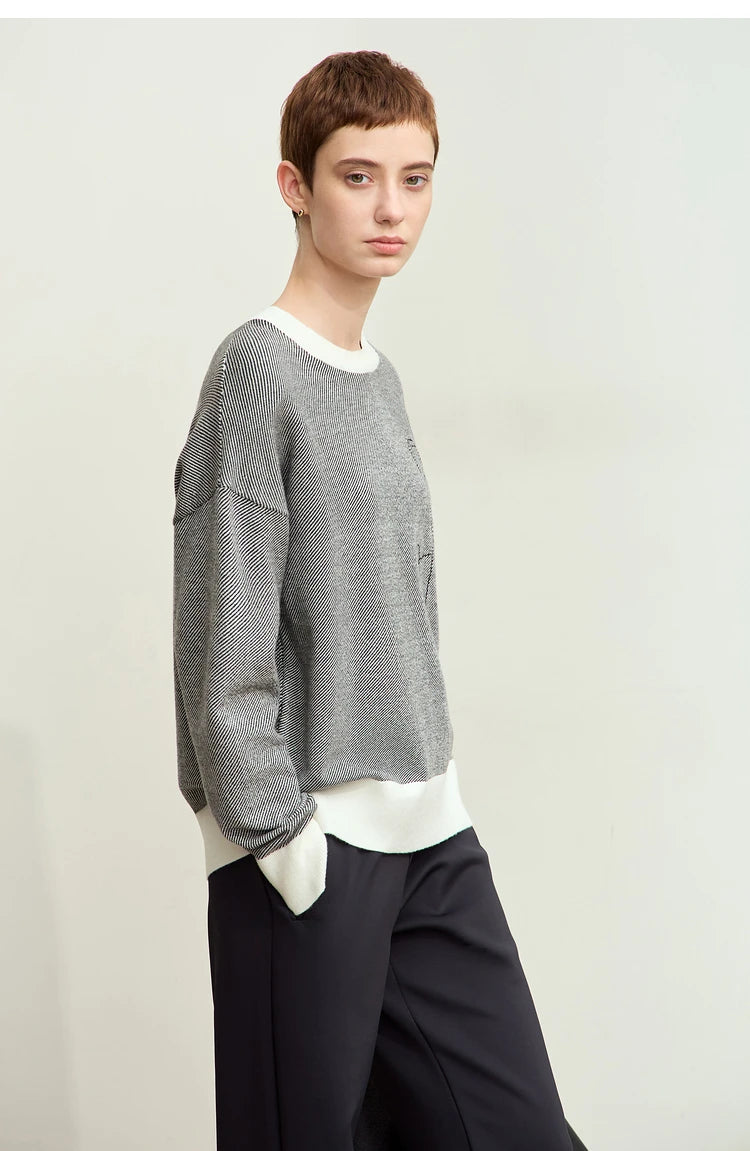 Grauer Pullover mit lockerem Schnitt, weißem Kontrastbund und kurzen Ärmelabschlüssen
