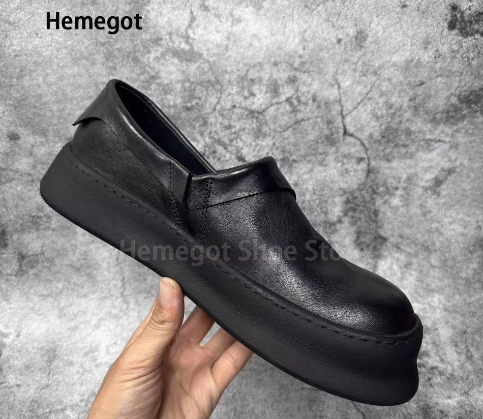 Schwarzer Lederslipper mit Ziernähten, Slip-on und dicker, profilierter Sohle