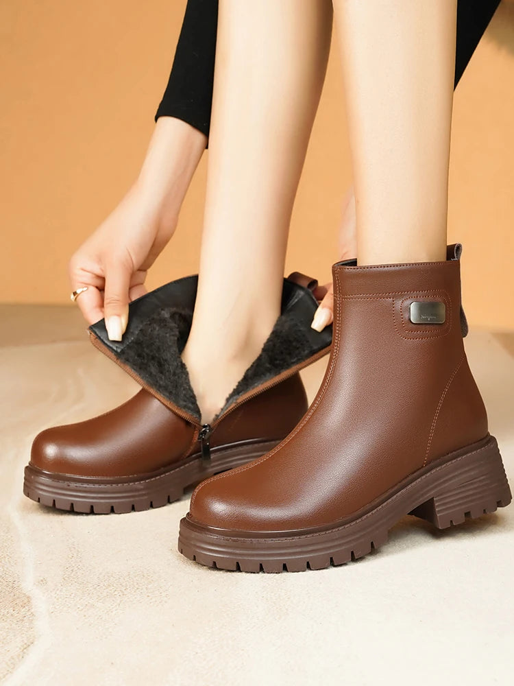 Damen-Snowboot aus braunem Leder mit Wollfutter oben offen, robuste Profilsohle