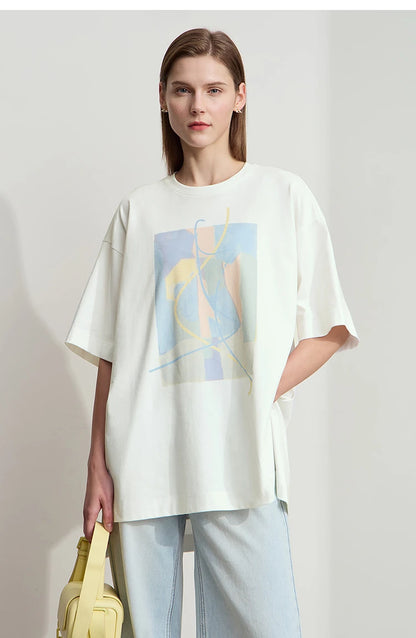 Damen T-Shirt im minimalistischen Design mit unregelmäßigem Schnitt und abstraktem Druck