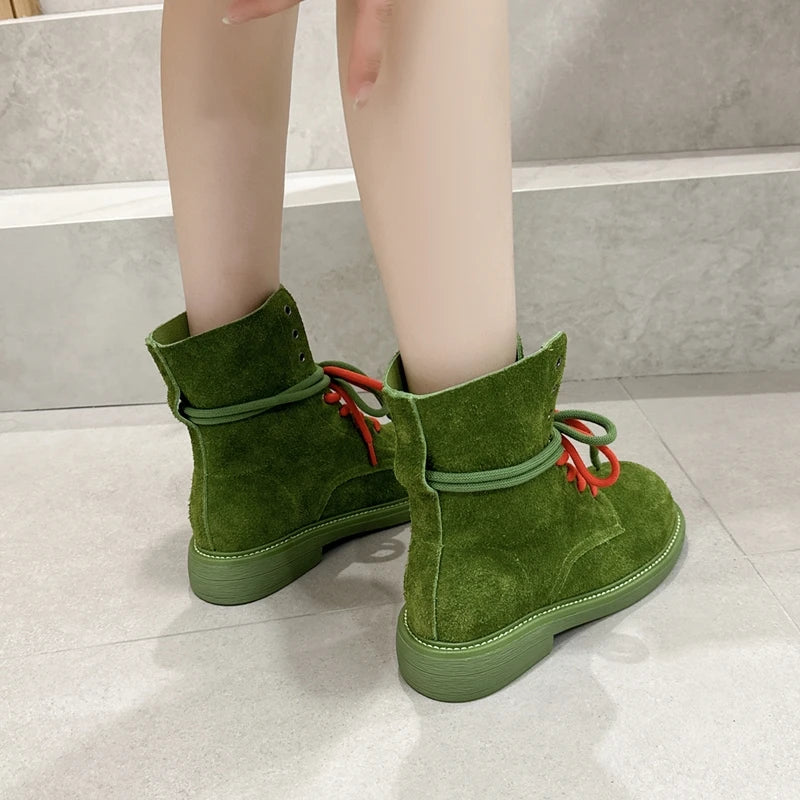 Grüne Knöchel-Schnürstiefeletten aus Wildleder mit roten Schnürsenkeln und flachem Absatz